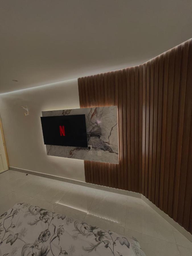 استديو مع جلسة خارجية بدخول ذكي Villa Riaad Buitenkant foto